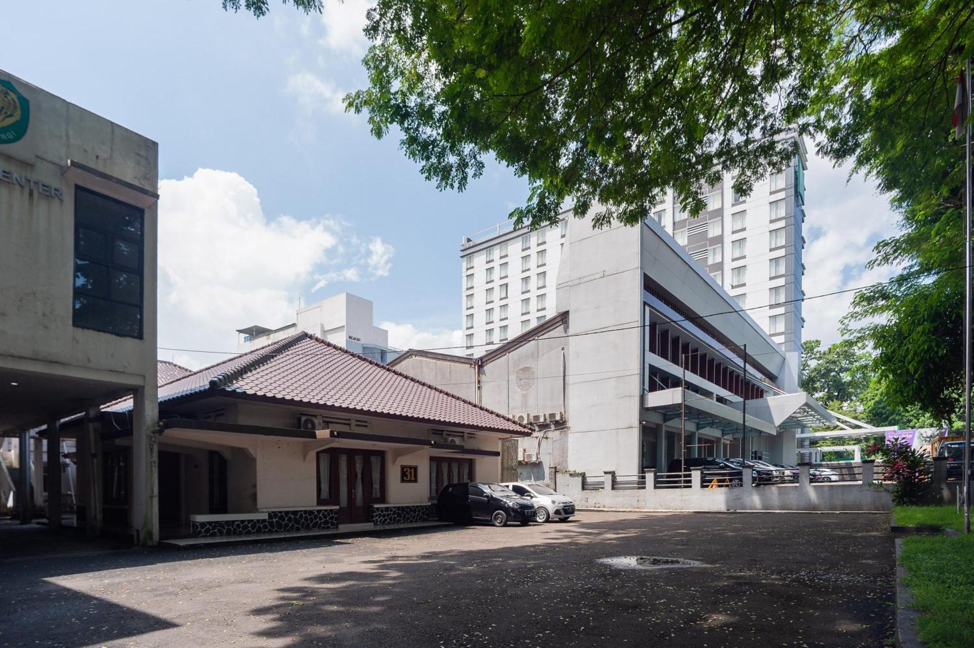 RedDoorz Plus near RS PMI Bogor Exterior foto